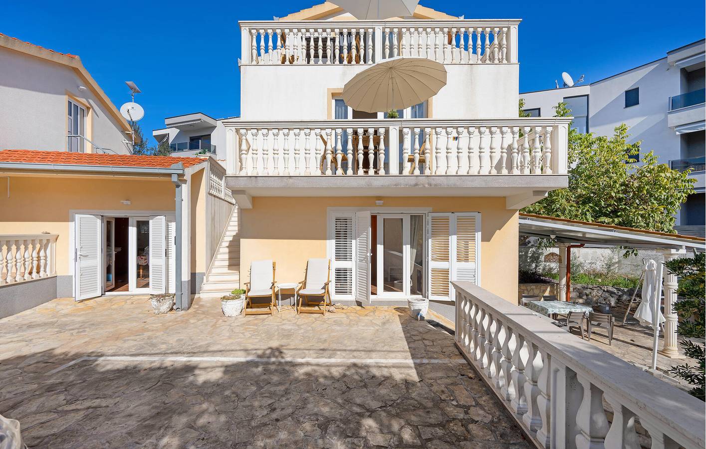 Appartement de vacances entier, Appartement vue mer avec Wifi, AC, Parking et Terrasse - 2km de la plage in Rogoznica, Šibenik-Knin