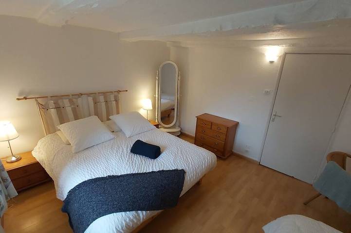 Gîte pour 5 personnes, avec Terrasse ainsi que Jardin et Piscine à Calorguen - 4