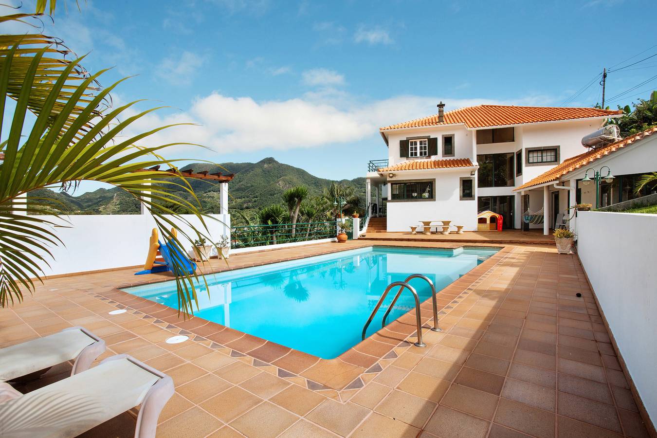 Ferienhaus 'Traveller's House' mit Bergblick, Gemeinschaftspool und Wlan in Machico, Madeira