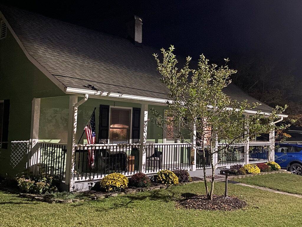 Mayberry Front Porch - 0.5 miles to downtown Mayberry in Mount Airy, Surry County