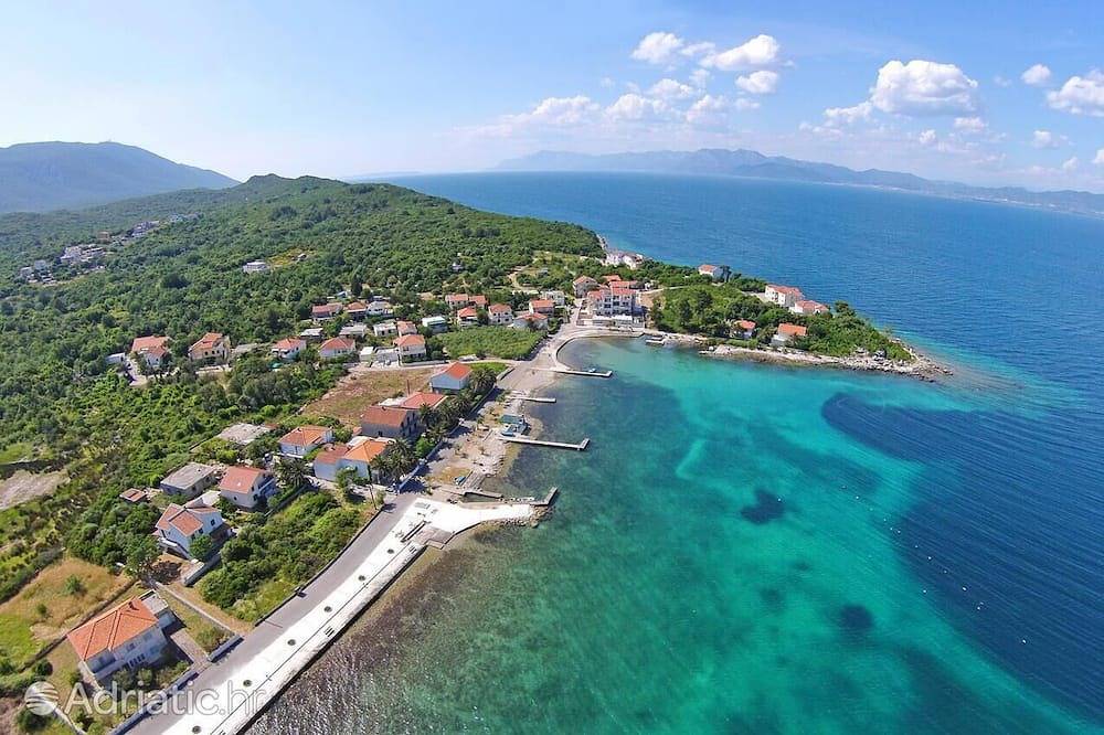Brand new Villa with pool located just 5 minutes walk from beach. in Blace, Dubrovnik-Neretva