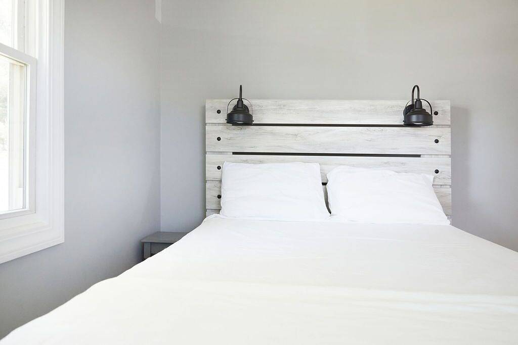 Mini Palace @ Mystic Seaport & Aquarium: 5 Queen Beds 1 Bunk Bed in Mystic, Connecticut