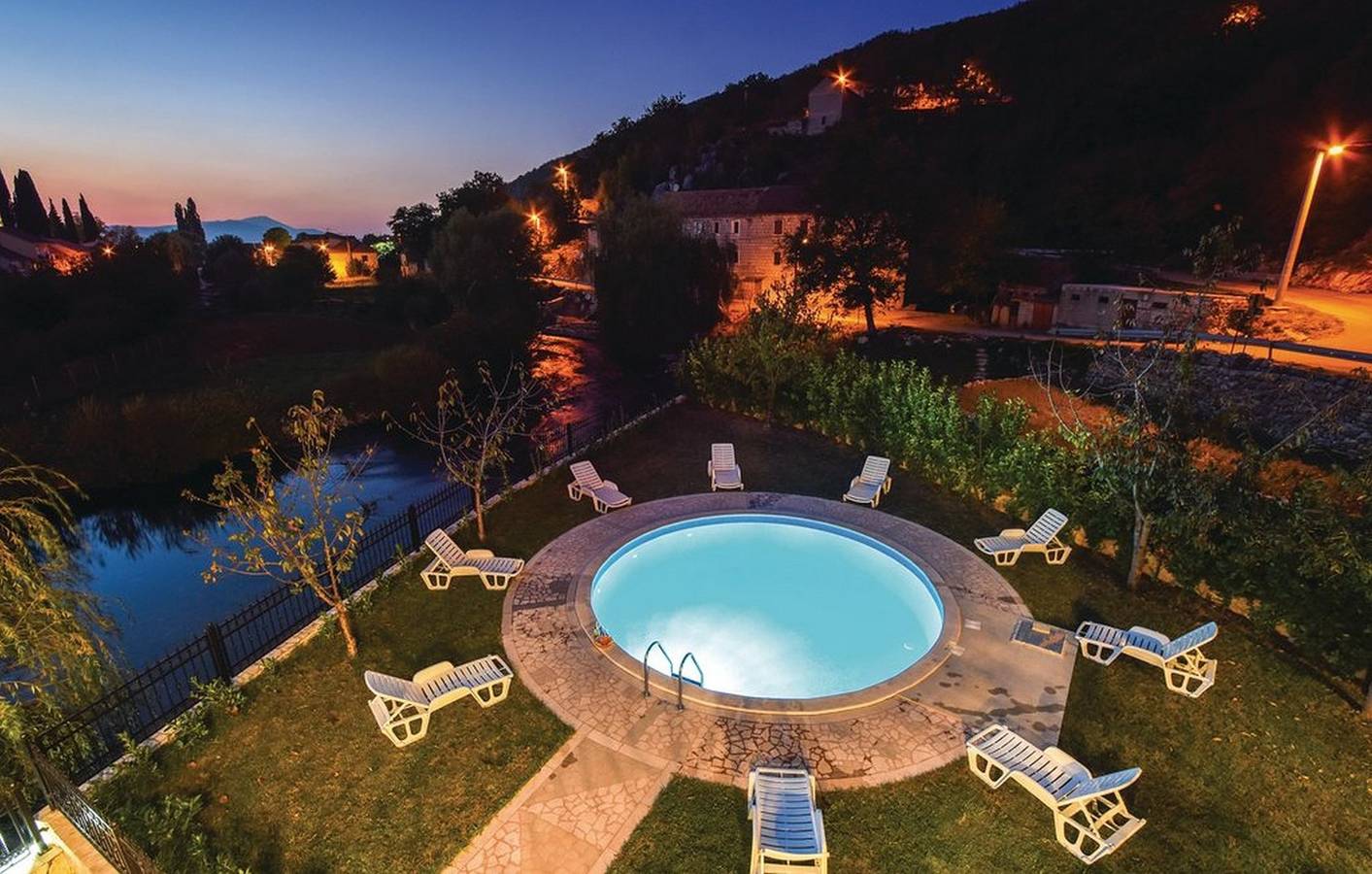 Villa mit fünf Schlafzimmern und Pool in Dalmatinisches Zagora