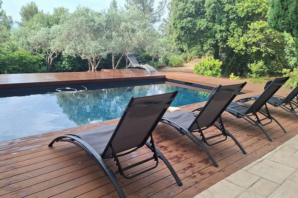 Villa between Aix-en-Provence and Marseille, in a green setting in Bouc-Bel-Air, Aix-en-Provence region