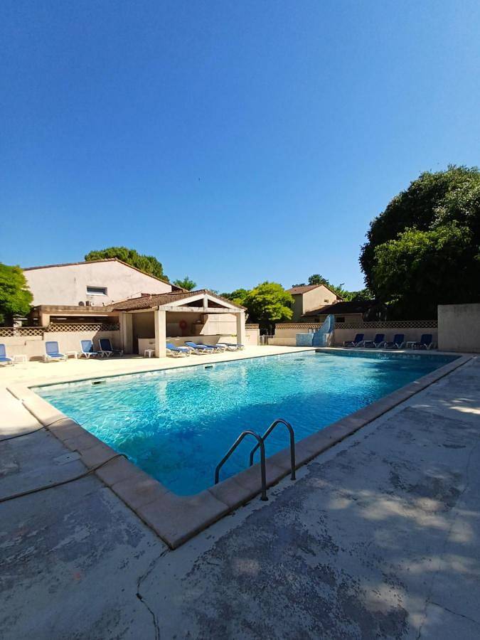 Gîte pour 2 personnes, avec piscine ainsi que terrasse et vue, animaux acceptés à Quissac