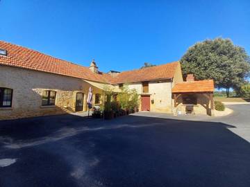 Gîte pour 2 personnes, avec vue ainsi que jardin et piscine, animaux acceptés à Saint-Crépin-et-Carlucet