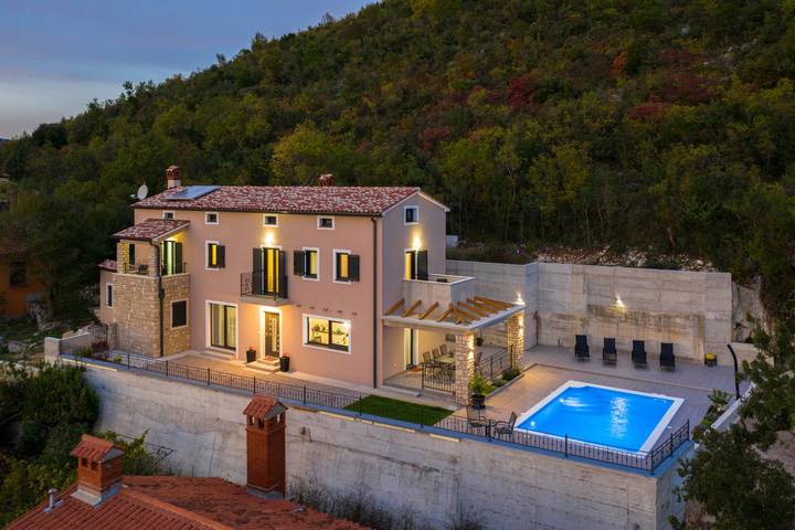 Ferienhaus mit meerblick für 8 Personen, mit Balkon und Terrasse sowie Pool in Istrien