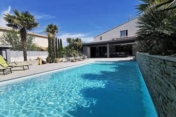 Location de vacances pour 12 personnes, avec jacuzzi et jardin, animaux acceptés à Saint-Laurent-d'Aigouze