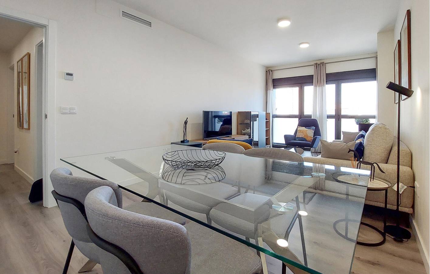 Geheel vakantieappartement, Chique Appartement van 70 m² met Parkeerplaats, AC, Keuken, Zwembad & WiFi in Cruz de Humilladero, Malaga