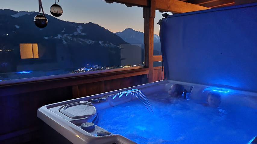 Ganze Ferienwohnung, Ferienwohnung La Wurm mit privatem Whirlpool in Hart im Zillertal, Bezirk Schwaz