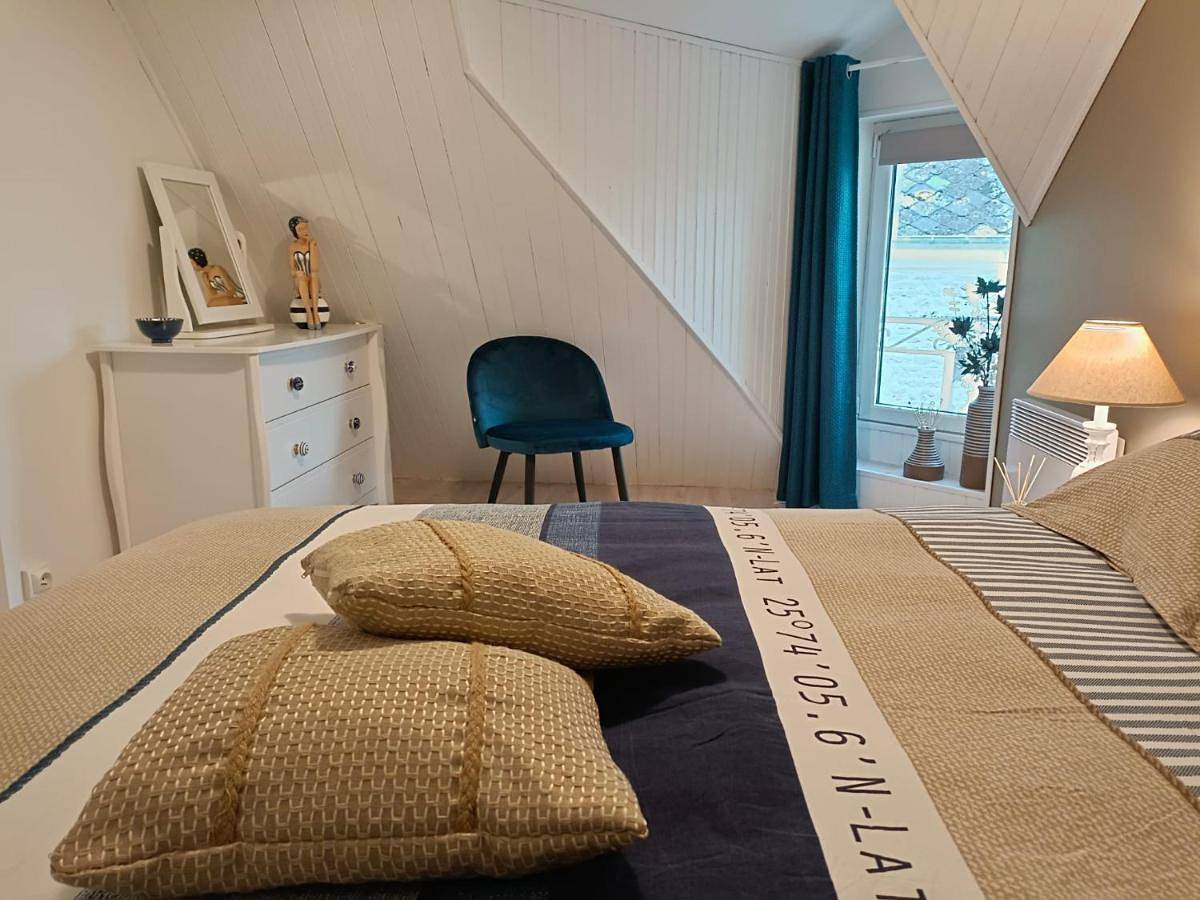 Appartement entier, Three-Bedroom Apartment in Port-en-Bessin-Huppain, Région de Bayeux