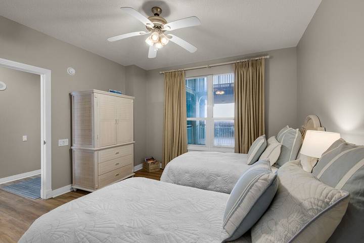 Vacation house for 8 people, with balcony and pool in Navarre Beach