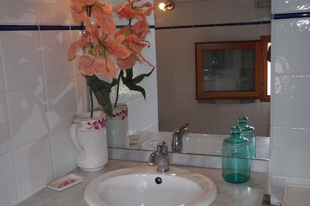 Large studio a small love nest. furnished accommodation 3 *** in Sainte-Lucie-de-Tallano, Parc naturel régional de Corse