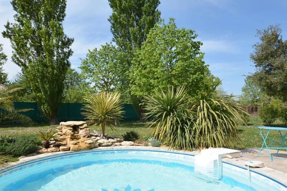 Charming villa with heated pool between Avignon and Isle sur la Sorgue in Saint-Saturnin-lès-Avignon, Vaucluse