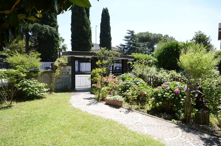 Villa for 8 people, with balcony and yard in 
