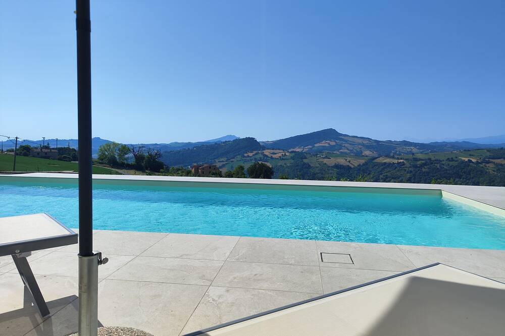Graziesole Farmhouse whole house exclusively, facing the Sibillini Mountains in Penna San Giovanni, Macerata Provinz