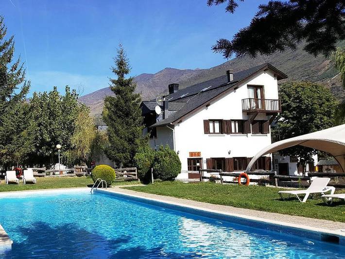 Bungalow para 4 personas, con sauna y piscina para niños, Se admiten mascotas en Pirineo Catalan