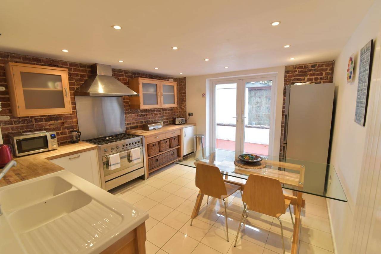Entire apartment, Three-Bedroom House in Hove, Brighton