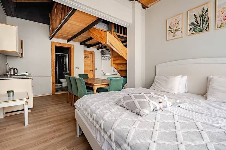 Ganze Wohnung, 3-bedroom apartment in Galata with Ac&Lift&Full Kitchen in Beyoğlu, Istanbul