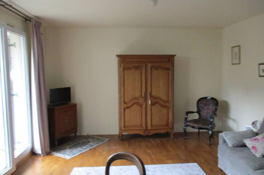 Appartement entier, Studio avec jardin ensoleillé in Viry-Châtillon, Essonne