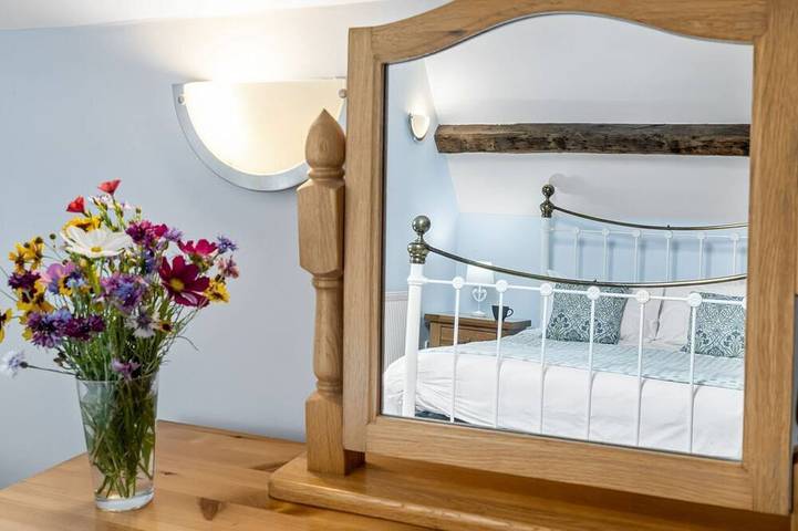 Kestrel Barn, Leonard Stanley - sleeps 5 guests in 2 bedrooms in Stroud, Gloucestershire