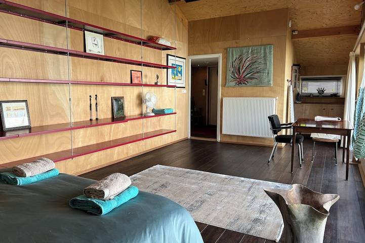 Spacious Country Home With Spectacular View on Lake in Waterland, Amsterdam Area in Monnickendam, Gouwzee