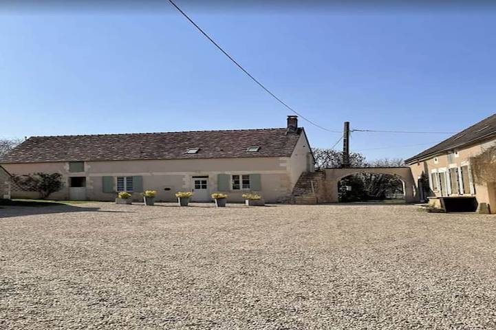 Location de vacances pour 6 personnes, avec terrasse et jardin à Druyes-les-Belles-Fontaines