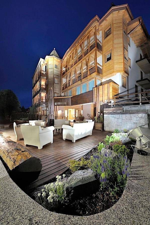 Hotel per 2 persone, con sauna e idromassaggio nonché giardino e piscina in Alpi dell'Adamello e della Presanella