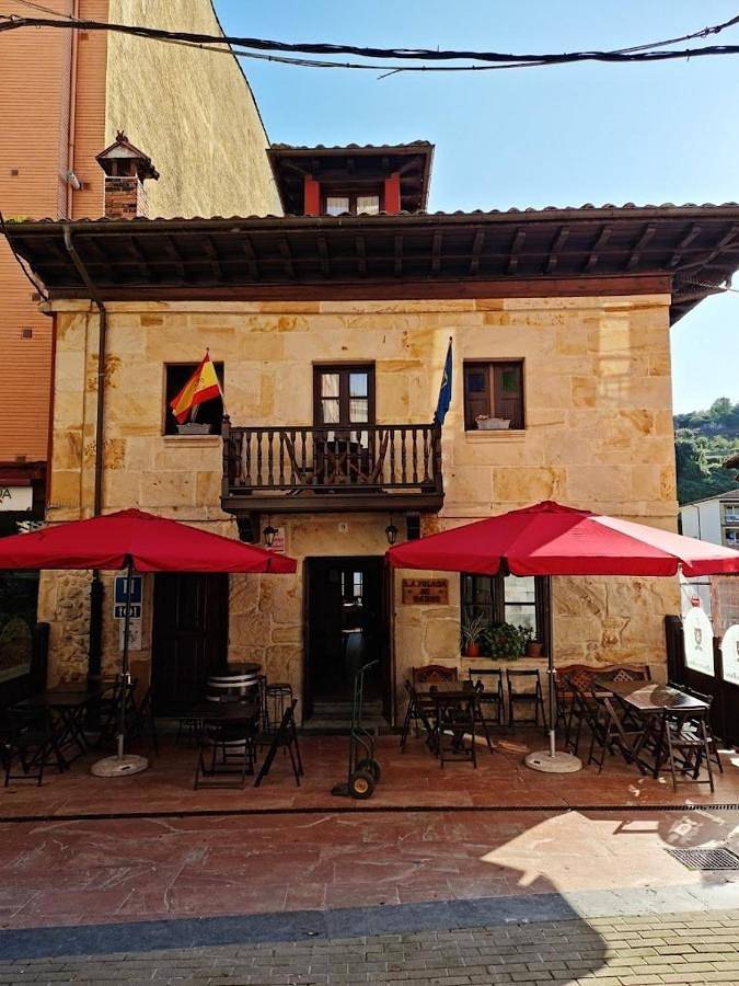 Single Room with Bath in Infiesto, Piloña