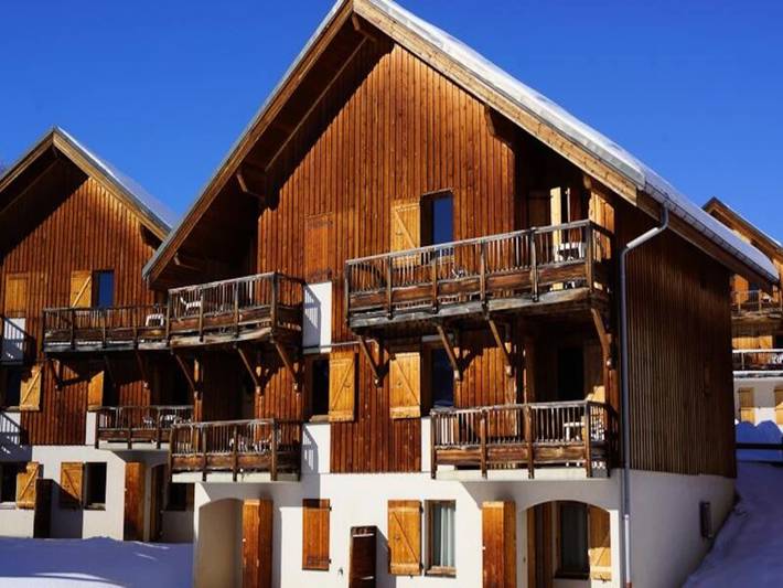 Location de vacances pour 6 personnes, avec terrasse et piscine, adapté aux familles à Saint-Jean-d'Arves