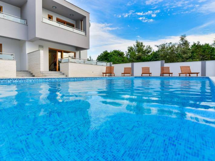Casa de vacaciones para 10 personas, con jardín además de piscina y balcón - 1