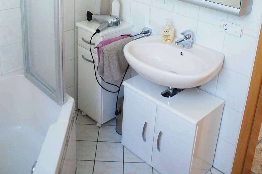 Ganze Wohnung, Ferienwohnung Vogelnest, 50qm mit Garten, 1 Schlafzimmer für max. 2 Personen in Teningen, Südschwarzwald