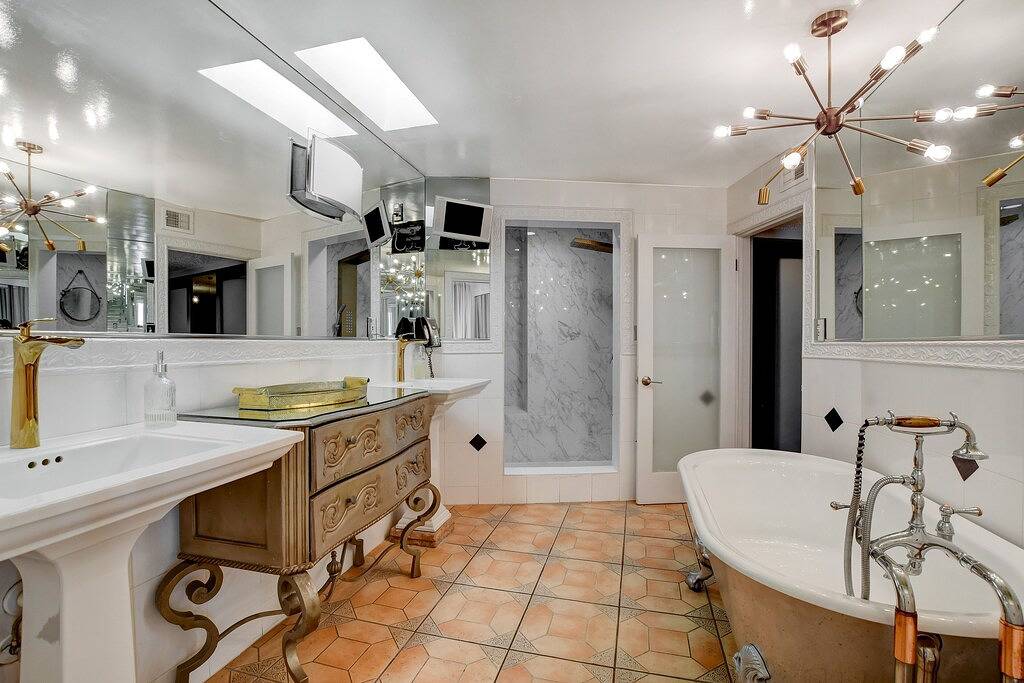 1,3 Mile To Strip & D. Stadt Nicholas Cage Ehemalig Resedency Gated Estate in Las Vegas, Nevada