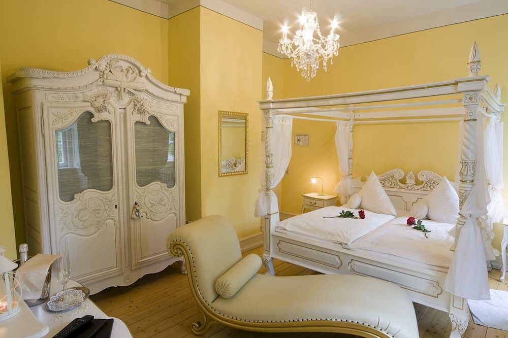 Ganze Wohnung, Komfortzimmer mit Himmelbett und Badewanne im Schlosshotel zur Einzelbelegung in Gedern, Wetterau