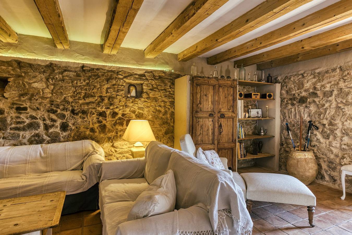 Ferienhaus 'Casa De Pueblo' mit Bergblick, privater Terrasse und Wlan in Cantallops, Oberampurien