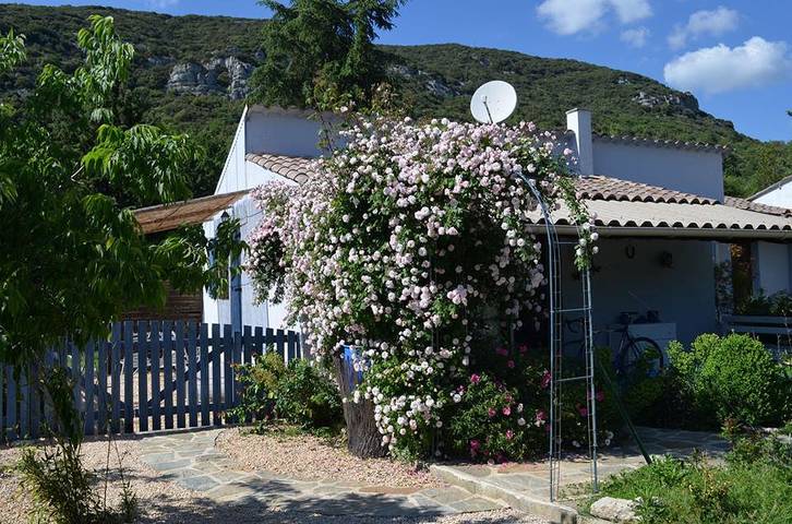 Location de vacances pour 4 personnes, avec Terrasse ainsi que Jardin et Piscine dans le Gard