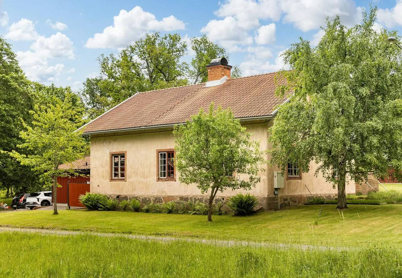 1800-talshus med kopparbadkar och öppen spis in Åtvidaberg, Östergötland