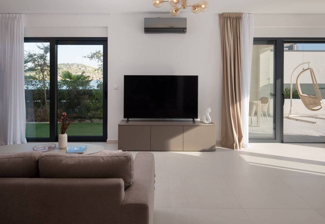 Elegance Villa Palm Bay 2, beheizter Pool - 10 m vom Meer entfernt, mit Meerblick und Balkon in Ražanj, Šibenik-Knin