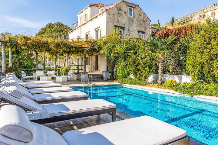 Villa for 8 people, with Terrace and Hot tub as well as Yard in Dubrovnik