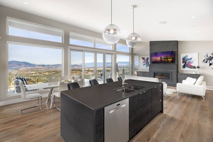 Vacation rental for 6 people, with terrace and garden as well as pool in Kelowna