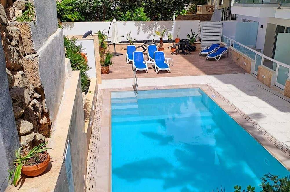 Ganze Wohnung, Modern 2-bedroom apartment in central Mellieħa. Sleeps 6 with sofa bed, A/C, Wi-Fi, Smart Tv & lift access. Steps from shops, restaurants & public transport. in il-Mellieha, Mellieha
