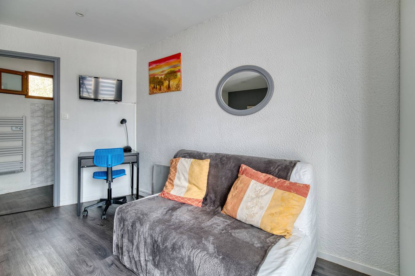 Entire studio, Studio Apartment 'Le Laurier' with Private Terrace, Shared Garden and Wi-Fi in Lherm, Toulouse region