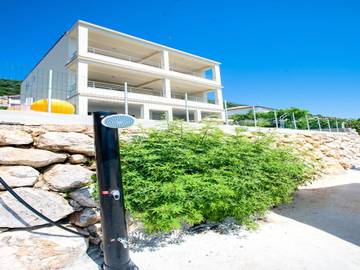 Ferienwohnung für 2 Personen, mit Garten und Terrasse, kinderfreundlich auf Rab
