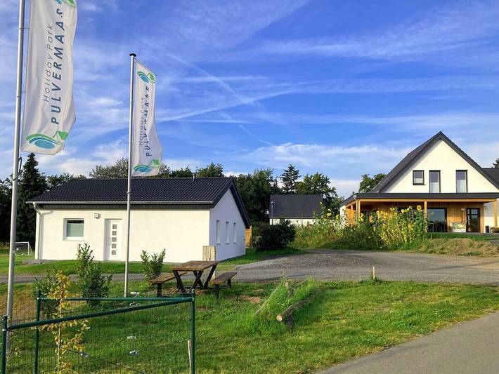 Bungalow in Gillenfeld mit Schwimmbecken in Gillenfeld, Vulkaneifel