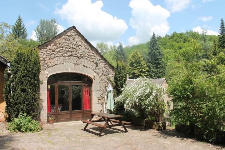 Gîte pour 5 personnes, avec jardin et terrasse dans Saint-Laurent-de-Lévézou