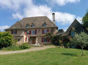 Gîte pour 10 personnes, avec piscine ainsi que vue et jardin à Leynhac