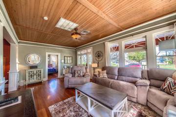 Vacation Rental for 14 Guests in New Braunfels, Comal County, Picture 2