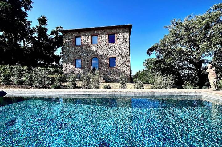 Agriturismo per 6 persone, con giardino e piscina in Montalcino