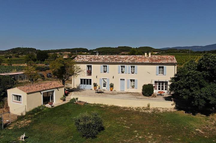 Gîte pour 5 personnes, avec Terrasse ainsi que Jardin et Piscine