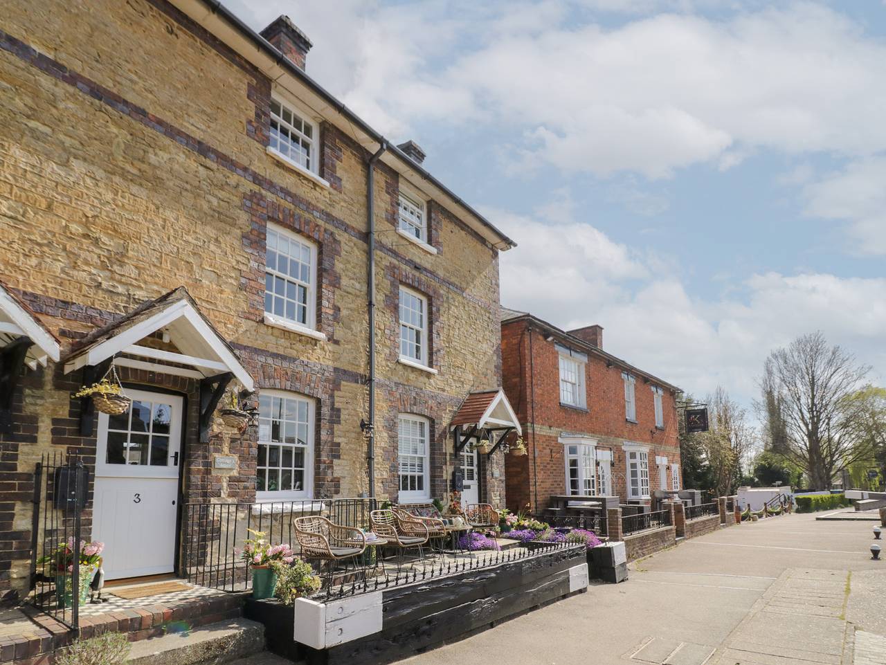 3 Canalside Cottages in Northamptonshire